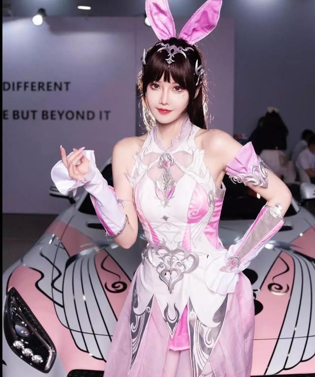 cos|露儿大魔王cos小舞参加车展，腿长一米八，粉丝直呼比原著还美