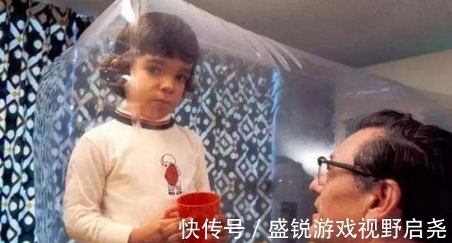 戴维|“泡泡男孩”：12岁才走出隔离罩，在死亡前才首次触摸到妈妈