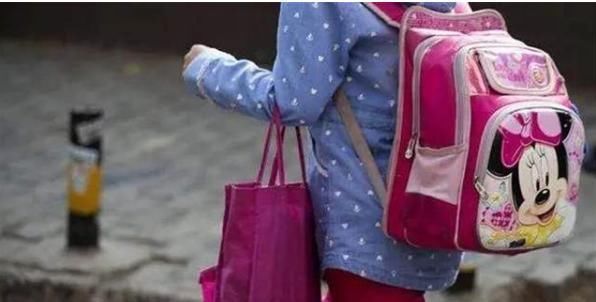 萌萌|4岁女孩“被扔”幼儿园2天，老师察觉异样，打开书包后愣住
