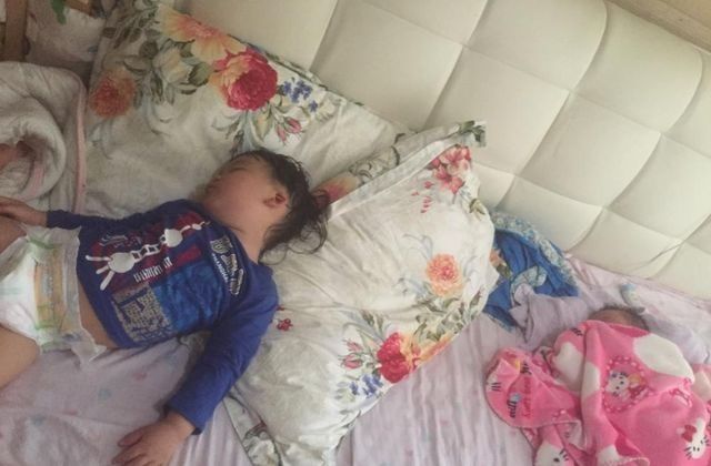 孩子|宝宝半夜不睡觉,妈妈要被气炸了,掀开被子一看妈妈笑了