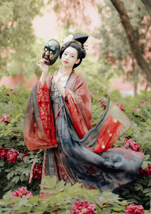 小姐姐$本以为唐制汉服够美了,直到看见“贵妃风”,才知道什么是精致