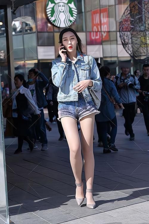 牛仔短裤 开阔我们的穿搭思路，用牛仔上衣搭配牛仔短裤，让时尚永不缺乏