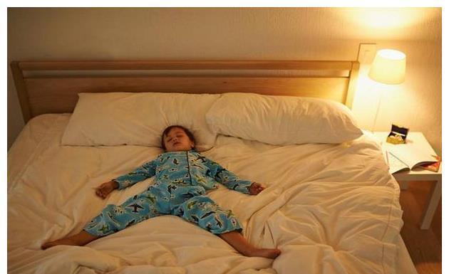 妈妈的味道|宝宝睡觉老是“满床滚”,父母先别嫌烦,或在暗示这4个信号