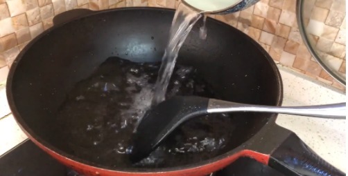 做白灼虾时,千万不要傻傻的冷水下锅煮,多加这1步,虾肉更鲜嫩