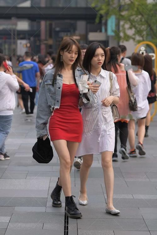 高腰 长袖粉色上衣搭配高腰皮裙,明艳端庄,温柔知性