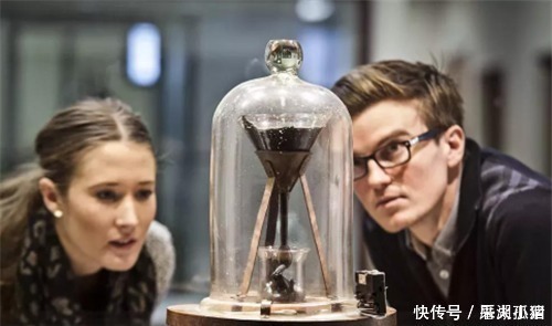 沥青滴落一滴需多久持续了93年,送走2位教授,却还没看到结果