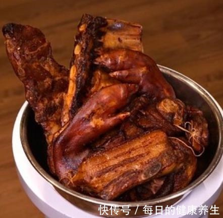农村才能做烟熏肉学会这招,城里也能熏,味道更香,放1年不坏