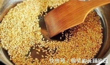 睡眠|大米炒一炒,每天用它泡水喝,湿气没了大肚子平了,睡眠棒棒