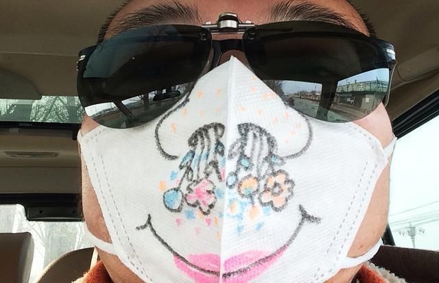 笑语盈盈|他画个“嘴套”就出门,网友大笑,专家:自作聪明