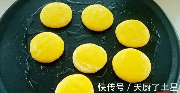 南瓜饼这样做不用油炸，学会了3分钟做一大锅，香甜软糯、零添加！