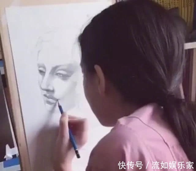 王菲女儿李嫣绘画作品拍卖出90万高价，网友说，值这个钱