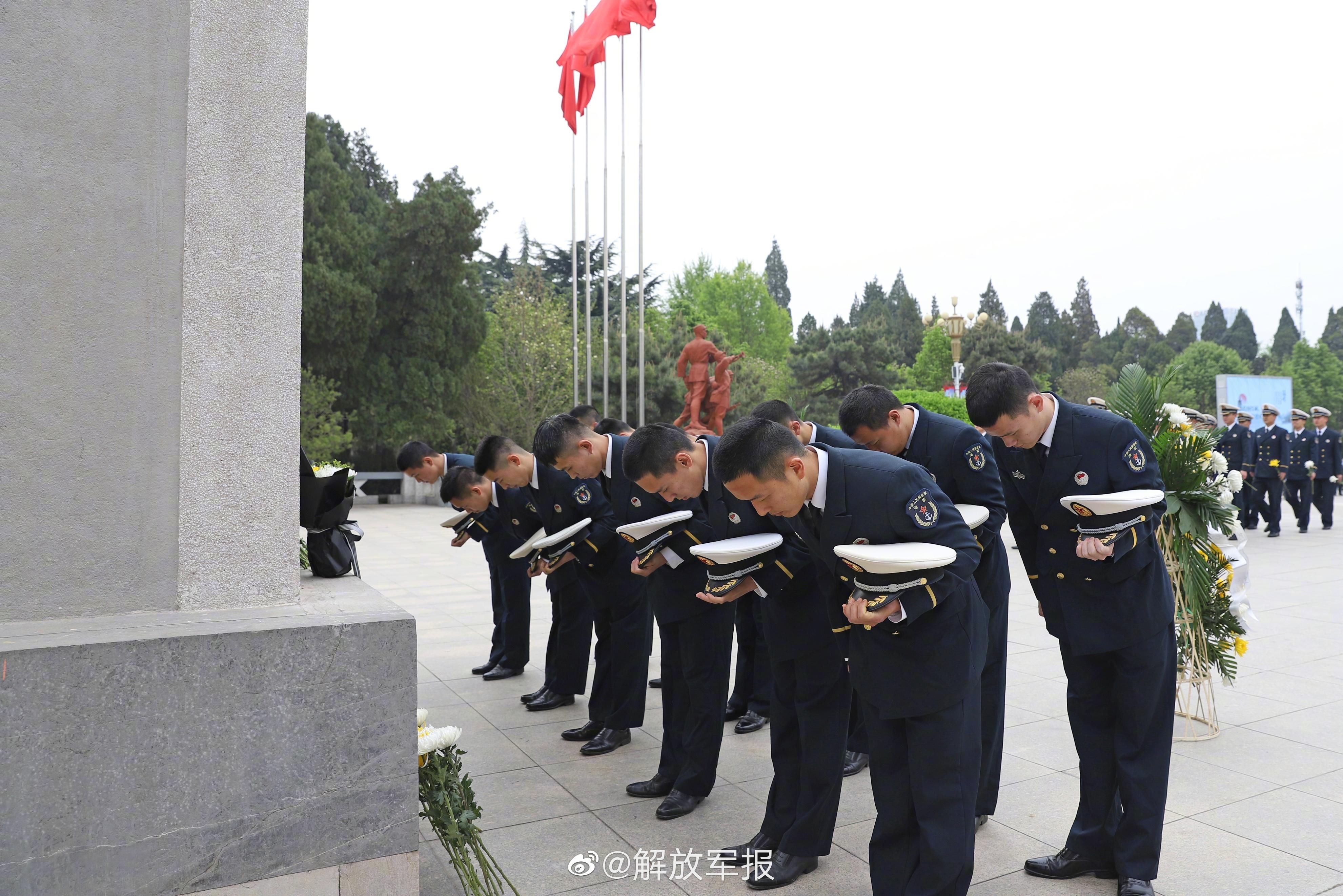 各部队官兵以多种形式祭奠缅怀革命先烈