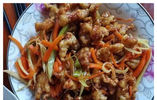 它是地道东北名菜,色泽金黄,口味酸甜,用来宴客很有面子!