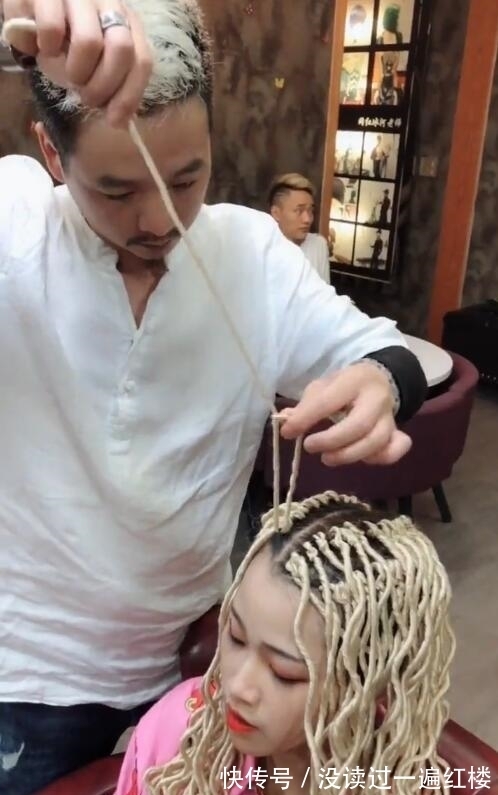 美女 “拖把发型”美女火了,造型怪异,网友:以为泡面洒在了头上