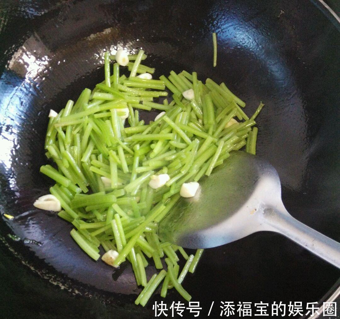 大蒜|此菜是“碱性蔬菜”,吃啥都不如多吃点此菜,很多人都扔掉了