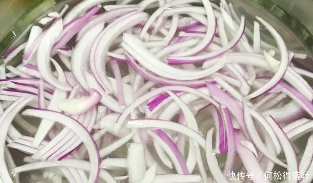 涼拌洋蔥在家怎么做好吃這3個訣竅學(xué)會了,做出來不比飯店差!