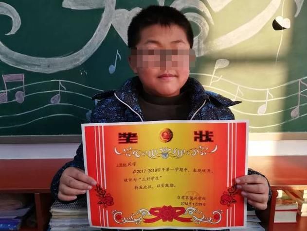 奖状|孩子奖状贴满墙，父母却笑不出来，原因很心酸