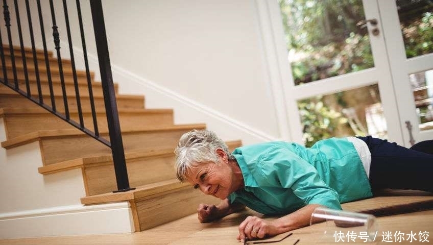 中老年弯腰驼背,或许是骨质疏松,学会这3点,教你如何调理