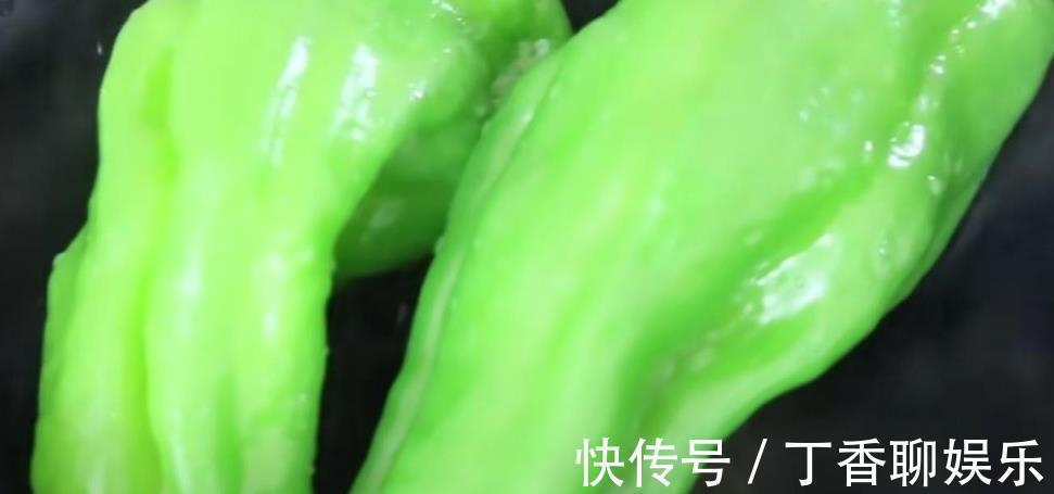 青椒不要炒着吃了,加一把花生米,这样做太香了,开胃下饭又解馋