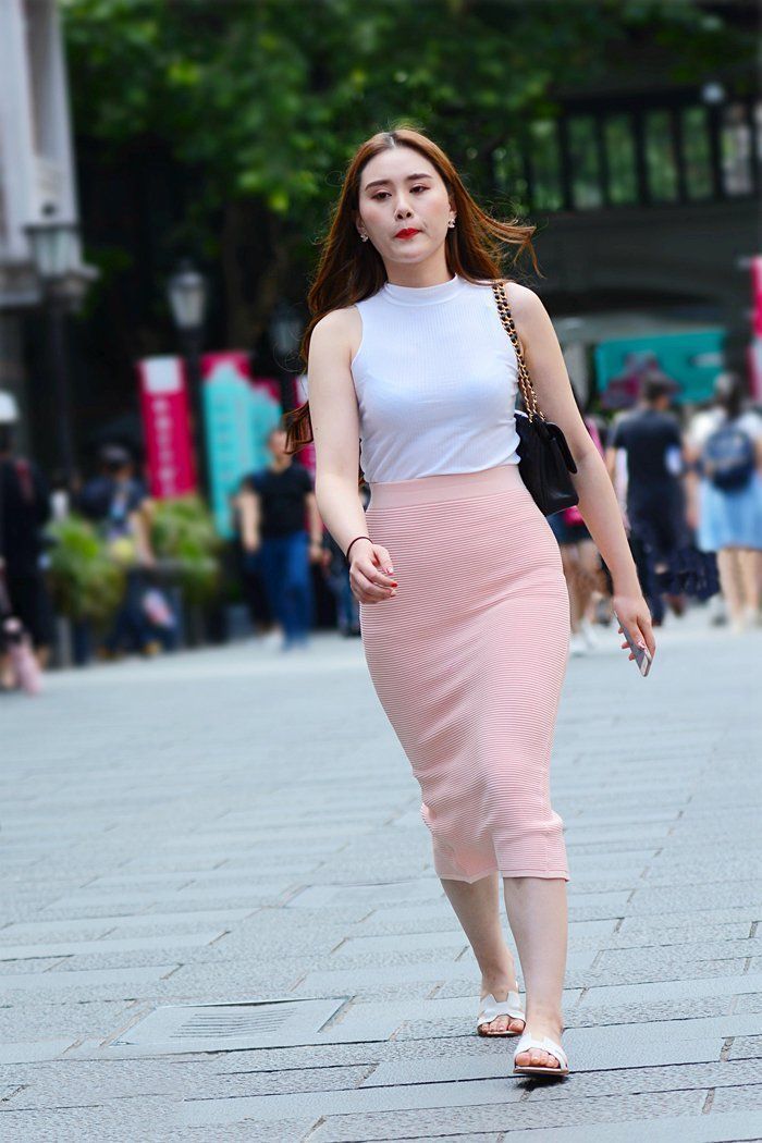 街拍小美女紧身的素色打扮,让整个身材立体感强,竟如此好看