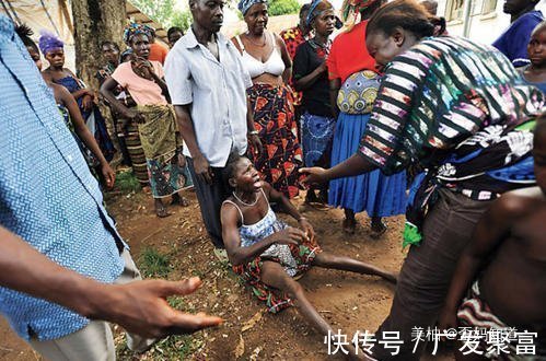 原始部落|有种奇特叫“非洲妈妈”,分娩姿势像“母鸡下蛋”,全程自己搞定