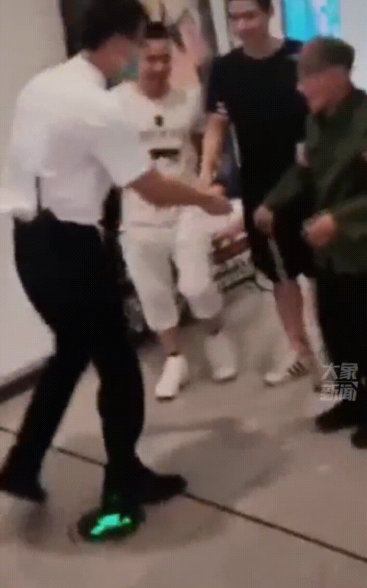 觀影|《長津湖》觀影動人場景，全場觀眾久久佇立，志愿軍老戰士來看他的戰友了……