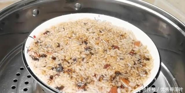 年夜饭第一道菜已备好，寓意为幸福团圆，是主食又是菜，一蒸上桌