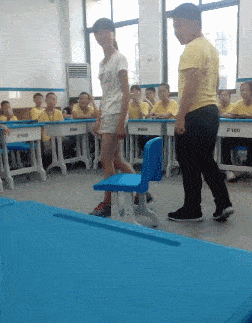 |搞笑GIF趣图:跟姐说说实话你是不是想泡姐?