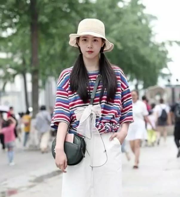 休闲裤 如花似玉的小姐姐，一件粉红色上衣配粉色裤子，时尚清新美