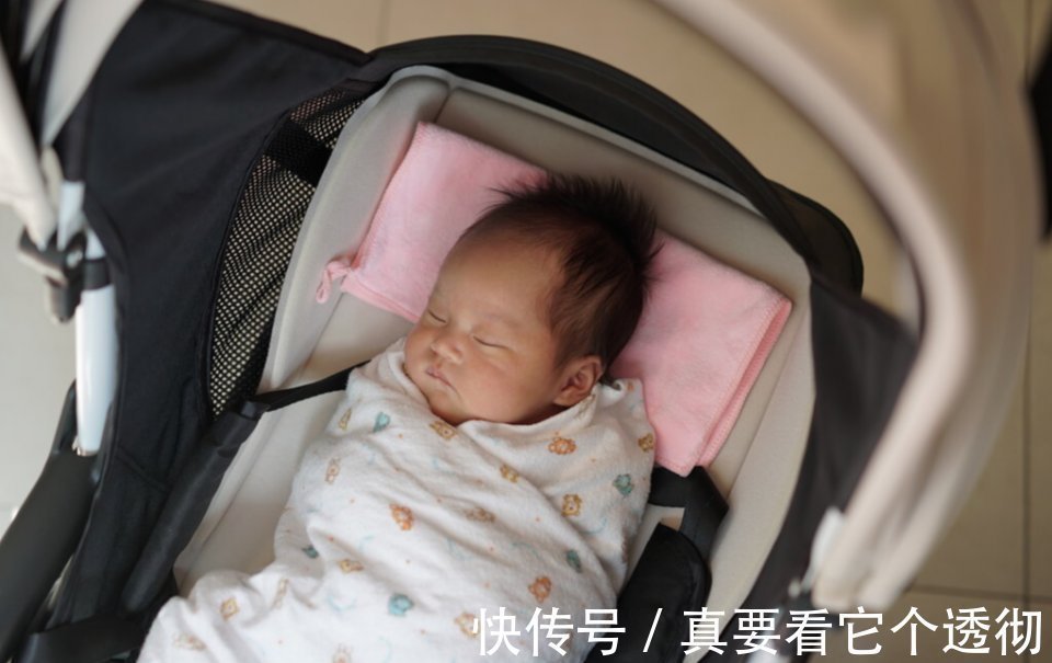 选错婴儿车导致6月龄宝宝脊椎变形！不同月龄选购婴儿车，有讲究