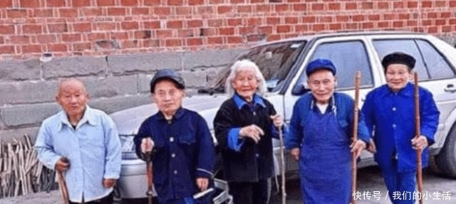 侏儒画家蔡乐群:身高1.2米,跪在桌子上作画,因热爱改变人生