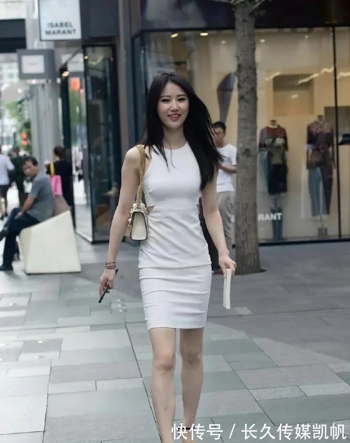 温柔感|黑色一字高跟凉鞋,加上挂脖款连衣裙,穿出优雅气质和迷人魅力