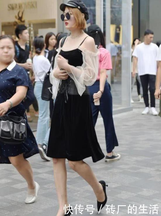 小姐姐|街拍:长发披肩的小姐姐,白色外套配黑色紧身裤,美丽大方