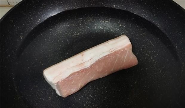 猪皮|大厨教你做正宗回锅肉，第1步就要掌握好，出锅香、辣、不油腻