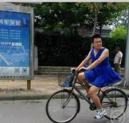 |搞笑图片幽默段子笑话真是个好室友啊,一个人拿如此多的热水瓶