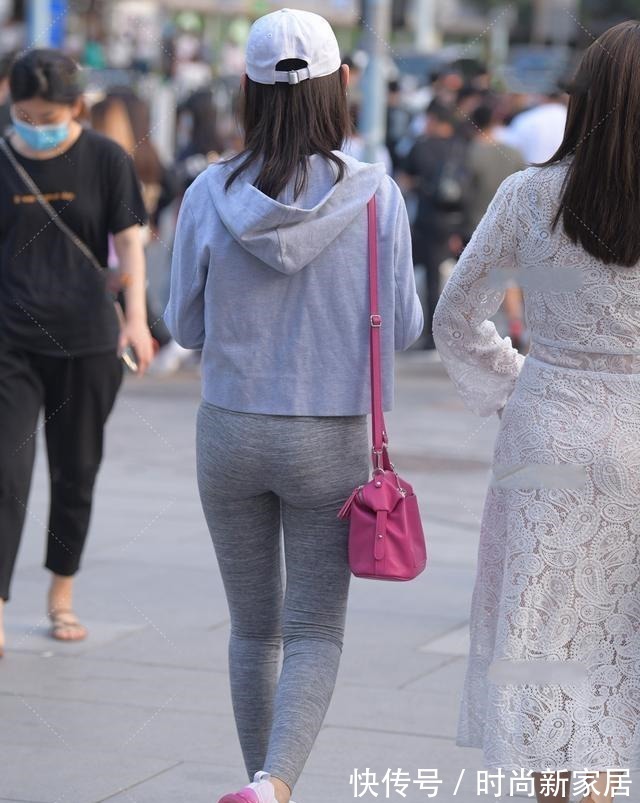 高挑 白色短款上衣搭配灰色紧身打底裤,良好的修饰效果,很显高挑苗条!