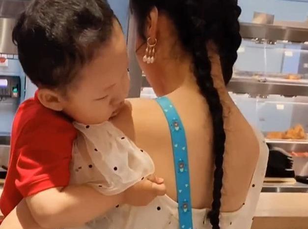 独立性|“直男宝宝”火了,宝妈穿露肩装出门逛街,宝宝看不惯不停上拉