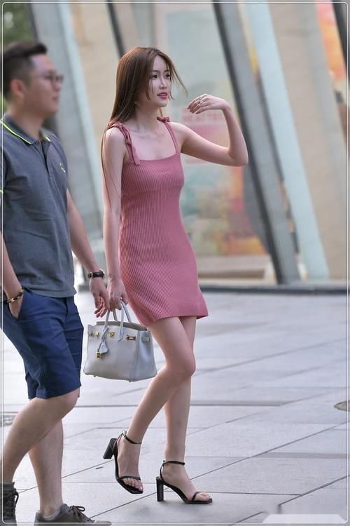 粉色针织连衣裙，温婉可人，亮眼十足