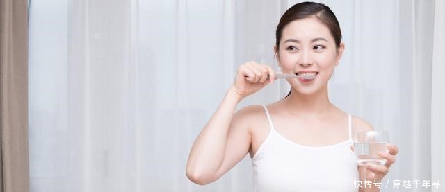 牙膏到底沾不沾水 很多人都弄错了, 难怪满口黄牙还臭!