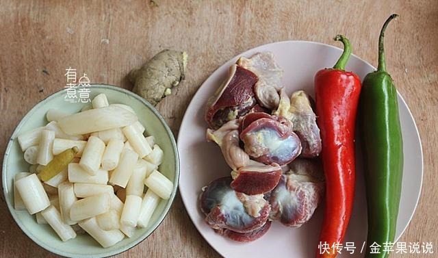 炒鸡胗,先焯水还是直接炒都错了,用它泡一泡,鸡胗鲜嫩无异味