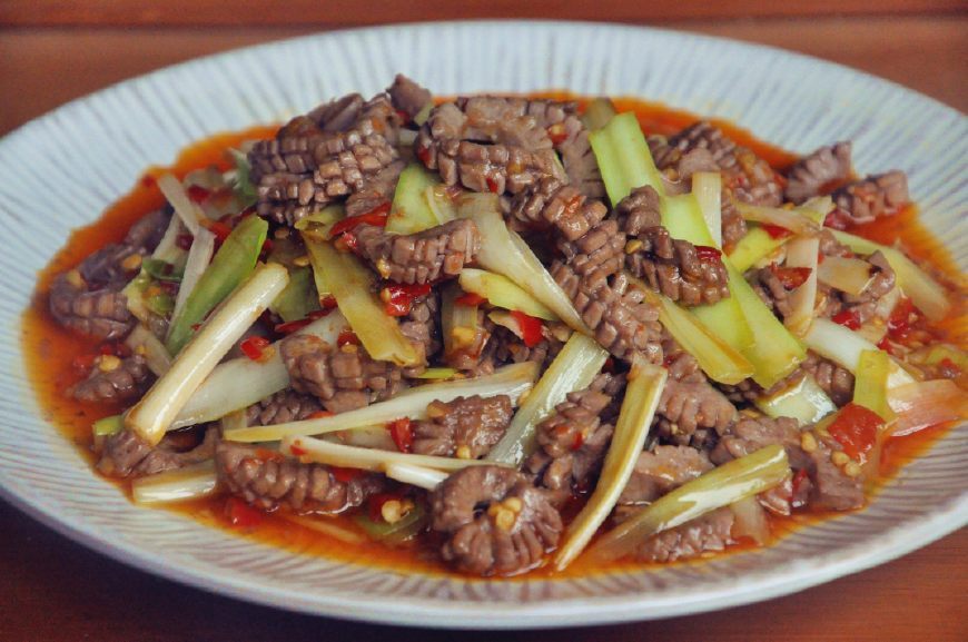 这菜贵是贵点,却是宴客的硬菜,鲜辣爽口,很多人爱吃却不会做