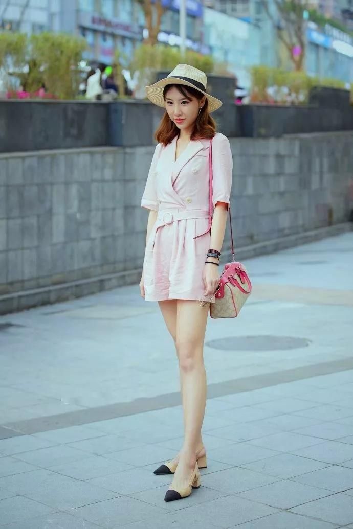 美女脚上穿着一双米白色的高跟鞋，能够凸显出更加白皙的肌肤