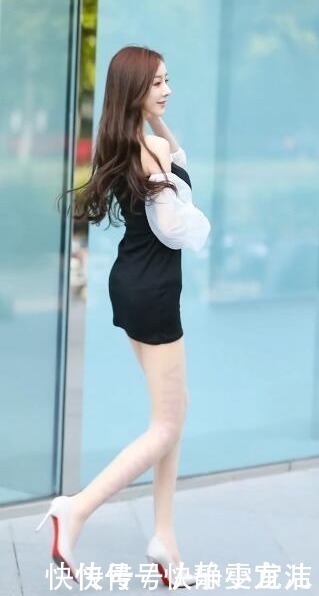 身材修长小姐姐,皮肤如雪仿佛一触即化,优雅干净