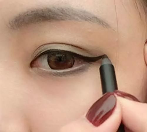 眼线眉毛难画？化妆大咖教你一招