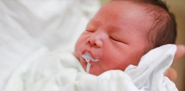 母乳喂养|宝宝喝母乳经常“躺喂”?殊不知娃深受其害,新手父母更要注意