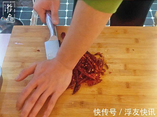 水煮肉片的正确做法肉片要大，辣椒要自己做，最好把豆芽换掉