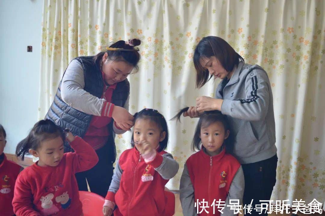 如厕|幼儿园午睡起床后,老师和孩子在忙什么?不是在穿衣叠被