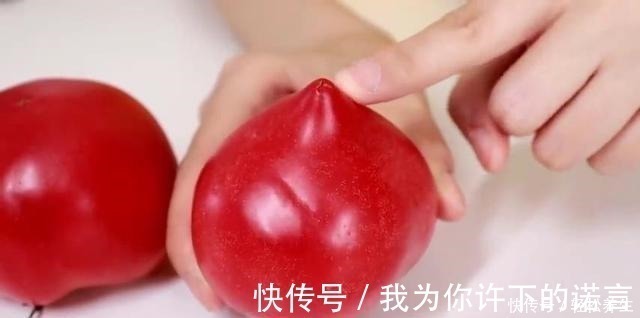 买西红柿要选“母”的,顶部看一眼就辨出,不怕挑到催熟的西红柿