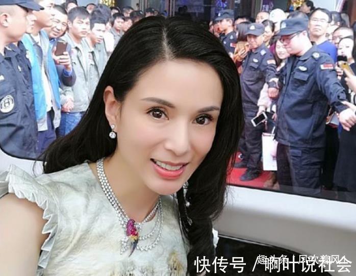 55歲李若彤自侃變村姑，親自下地干活幫趕牛，筷子腿纖細無比