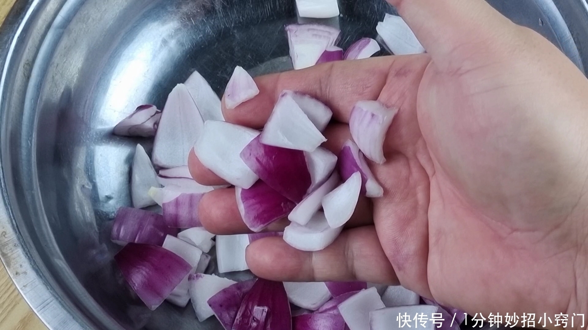 洋葱放锅里蒸一蒸,实在太厉害了,我是头一回见,真是高手在民间